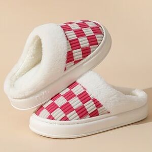 Women’s Pink and White Checkered Slippers Plush Thick-Soled Size 6.5-7 NWT